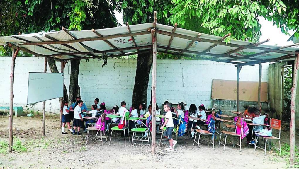 Así recibían clases los niños antes de comenzarse a hacer las mejoras en la escuela José Simón Azcona.
