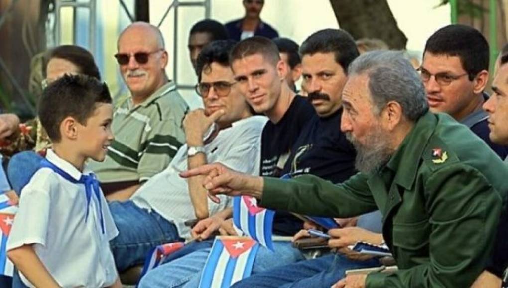 Elián González fue entregado a su padre y regresó a Cuba el 28 de junio del 2000, convertido en un símbolo de la revolución y de su triunfo sobre el capitalismo.