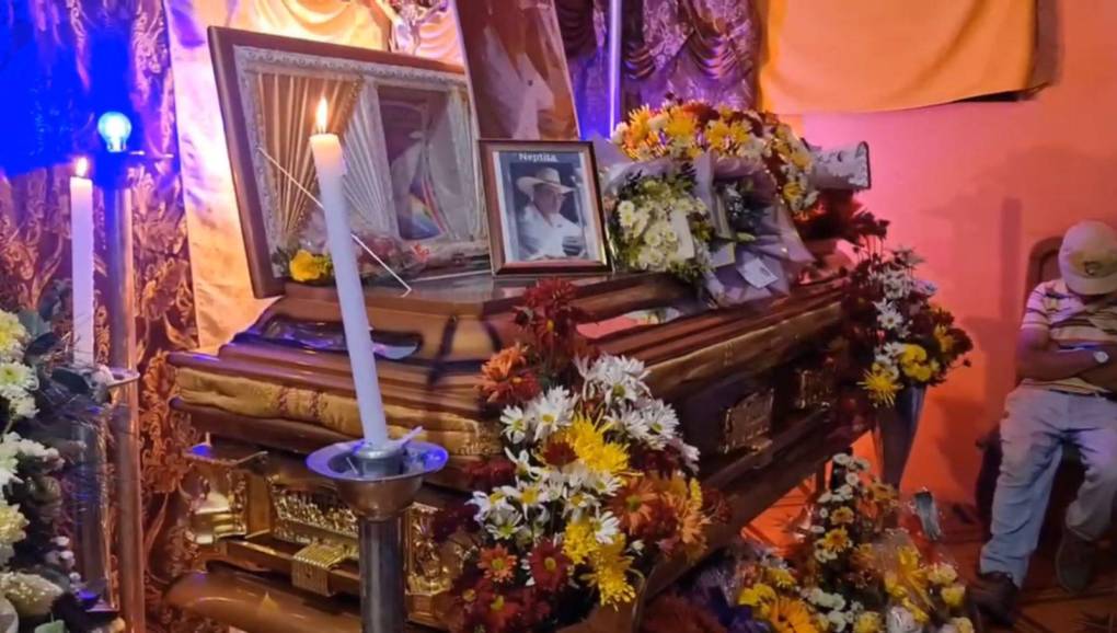 En Las Flores Lempira, decenas de personas se congregaron para dar el último adiós a don Marco Tulio Villanueva, quien era originario de ese municipio de Lempira, donde era muy conocido.