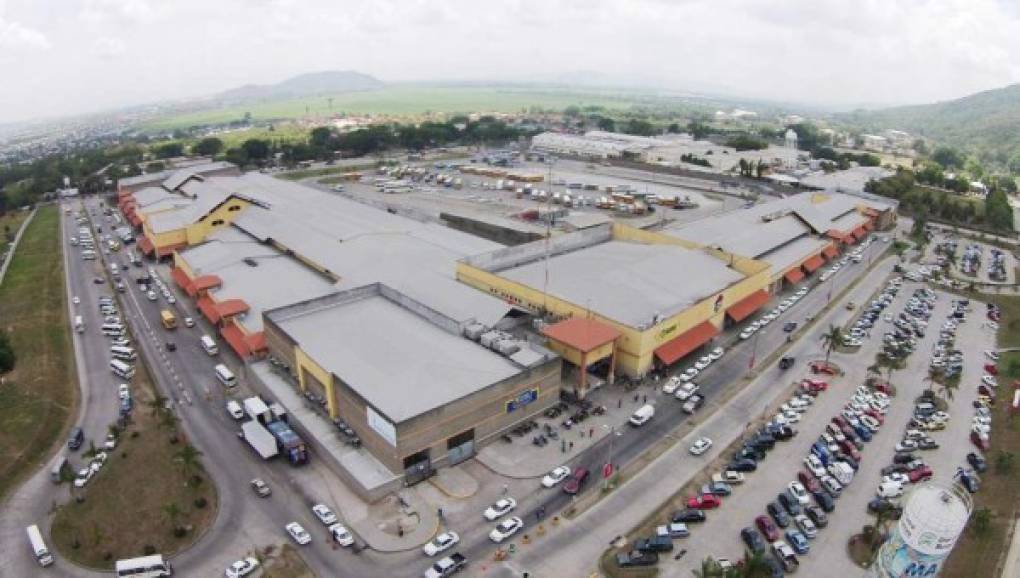 Contiguo al terreno del nuevo mercado sampedrano se encuentra la terminal de buses, sitio concurrido de la ciudad y que sirve como salida y entrada de miles de hondureños a la urbe norteña.