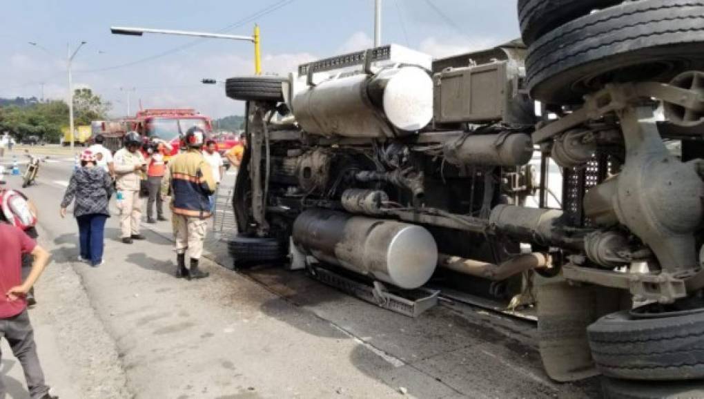 La rastra quedó volcada en el carril contrario de la carretera CA-5.