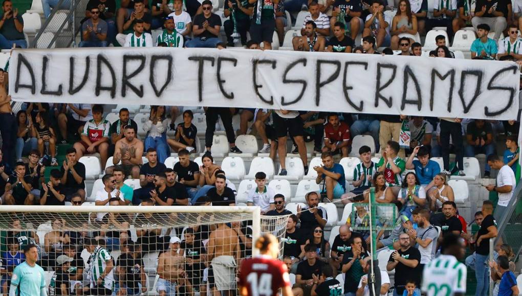 En los estadios de fútbol se observaban pancartas en donde mostraban su apoyo para la familia de Álvaro.