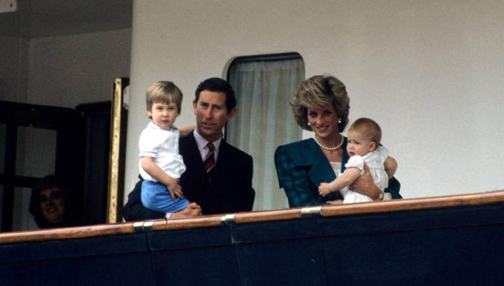 A pesar de la llegada de dos hijos, el príncipe William en 1982 y su hermano menor, el príncipe Harry en 1984, el matrimonio estaba en problemas y Carlos y Diana se divorciaron formalmente en julio de 1996, citando “diferencias irreconciliables”.