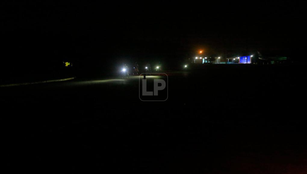 Desde donde inicia el puente que conduce el Villeda Morales está a oscuras, hay que poner las luces altas para poder tener mayor visibilidad, esto continúa hasta La Mesa.