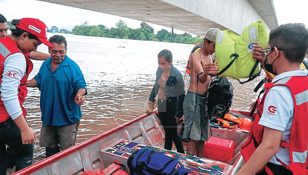 Cuerpos de socorro han realizado labores de rescate en los puntos de difícil acceso, donde varias personas han quedado atrapadas.