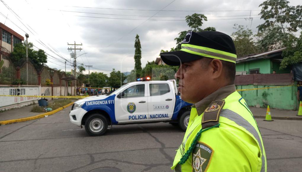 Compañeros de la entidad alertaron a autoridades de la Policía Nacional, quienes acordonaron la escena.