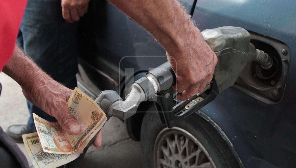 La gasolina súper baja L3.58 y la regular L2.01