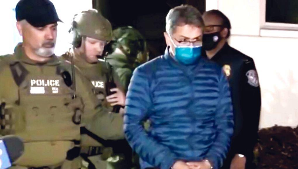 Hernández en su arribo a Nueva York, custodiado por policías estadounidenses, el jueves por la noche.