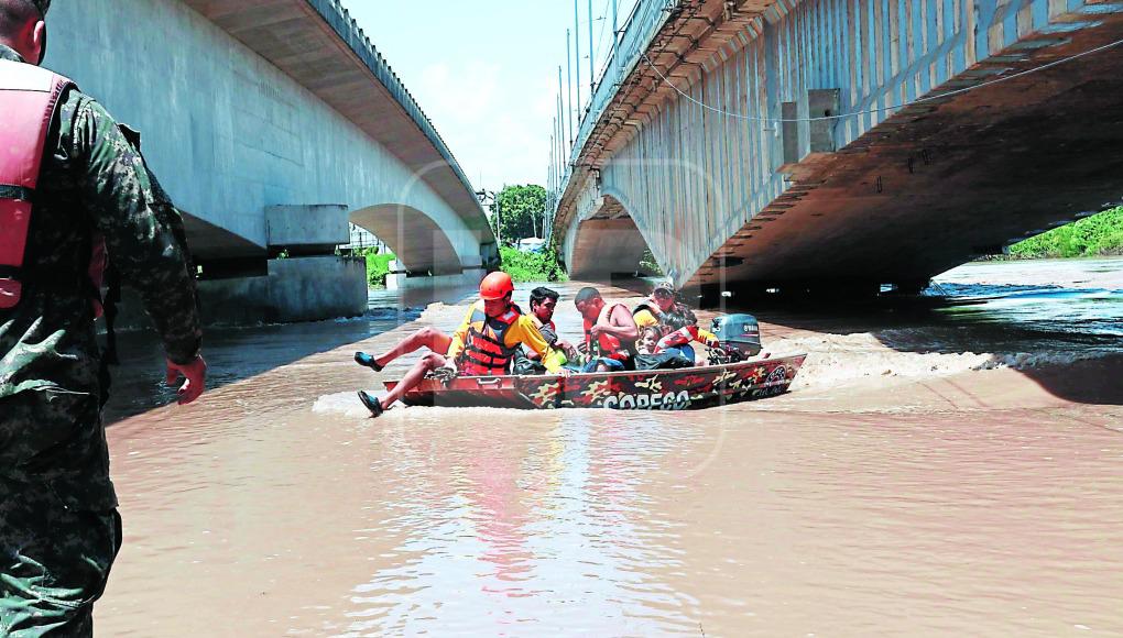 Las instituciones que integran el Comité de Emergencia Municipal continúan con las labores de rescate.