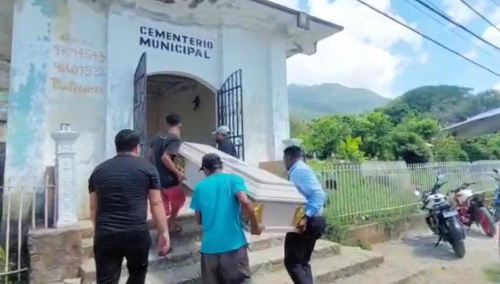 Sus restos descansan en el Cementerio Municipal de Trujillo.