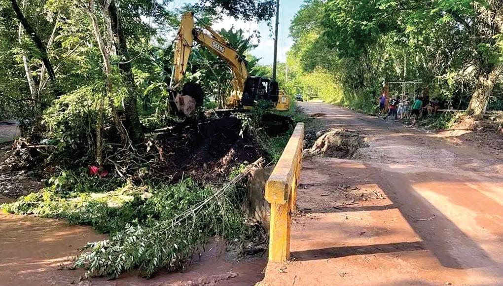 Se requiere reconstruir puentes y calles.