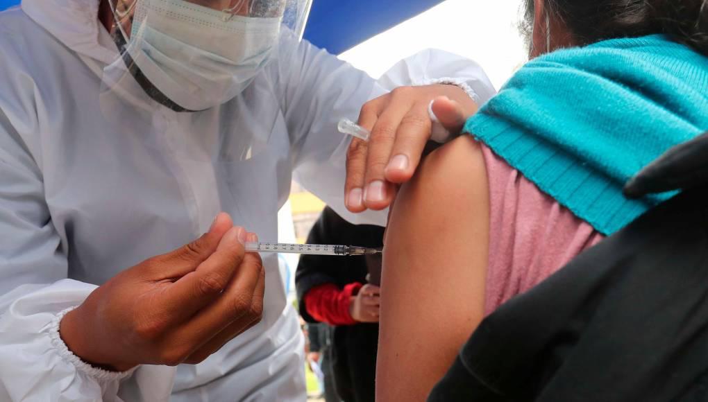 Honduras continúa aplicando vacunas contra el covid-19, aunque hay hondureños que se niegan a recibir la dosis de refuerzo.