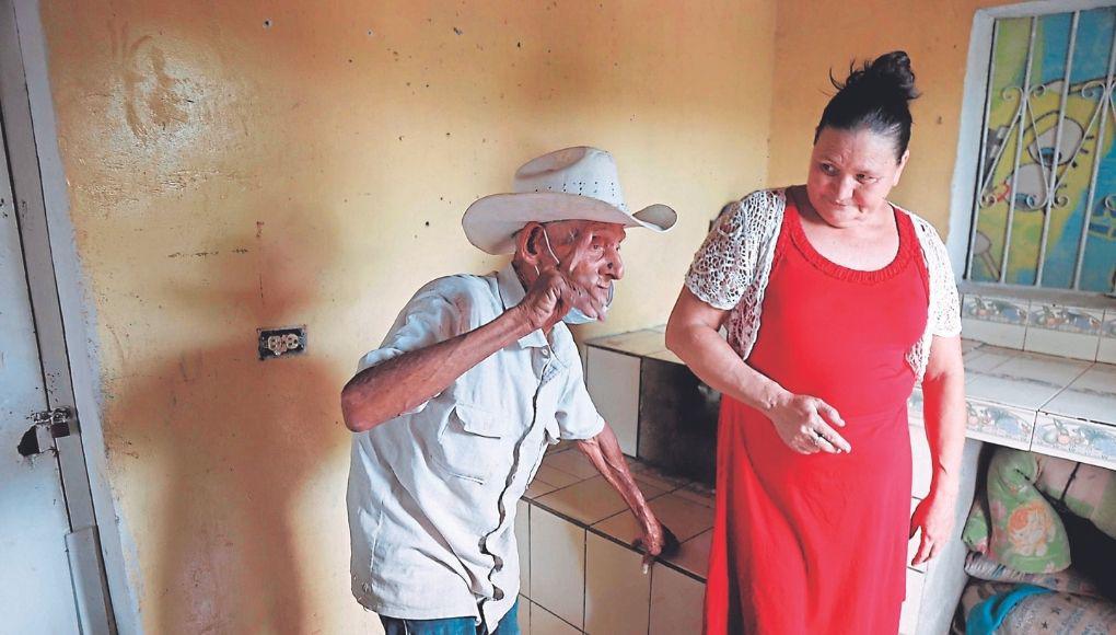 A sus 110 años, José María Hernández camina kilómetros todos los días para conversar con los jóvenes de San José de Colinas.