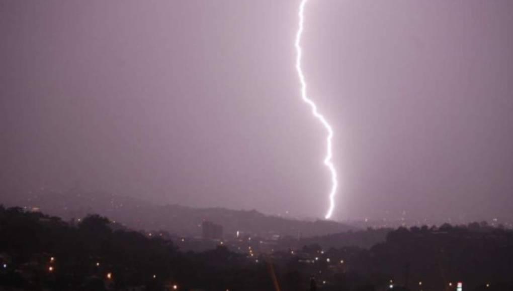 Qué hacer en una tormenta eléctrica si está dentro o fuera de casa, según Copeco