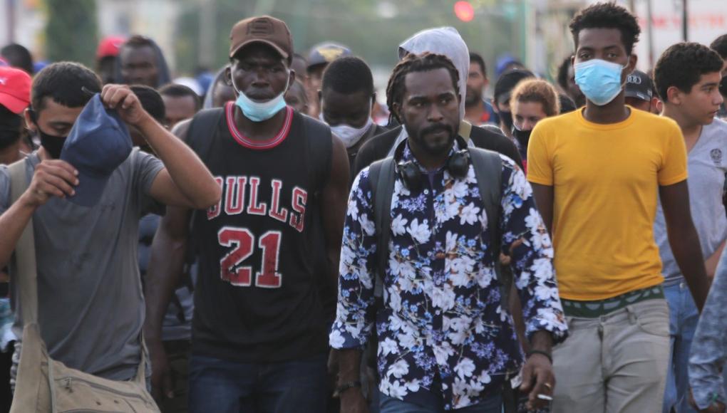 Hondureños avanzan por Chiapas tras cerrar oficina migratoria