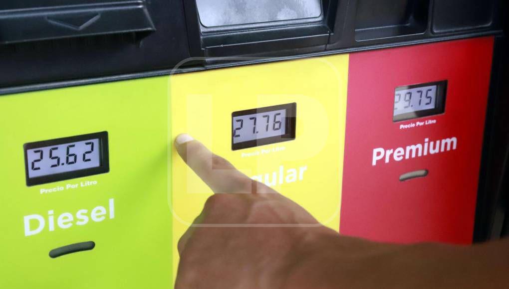 Gasolinas regular y superior bajarán de precio, pero el diesel incrementa