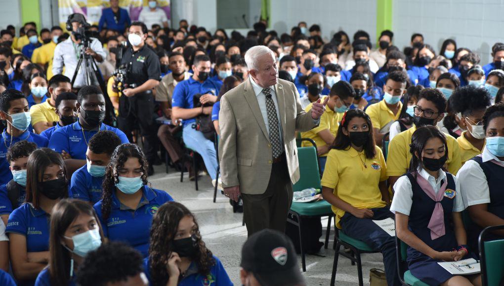 Empresario Roger Valladares durante la conferencia.