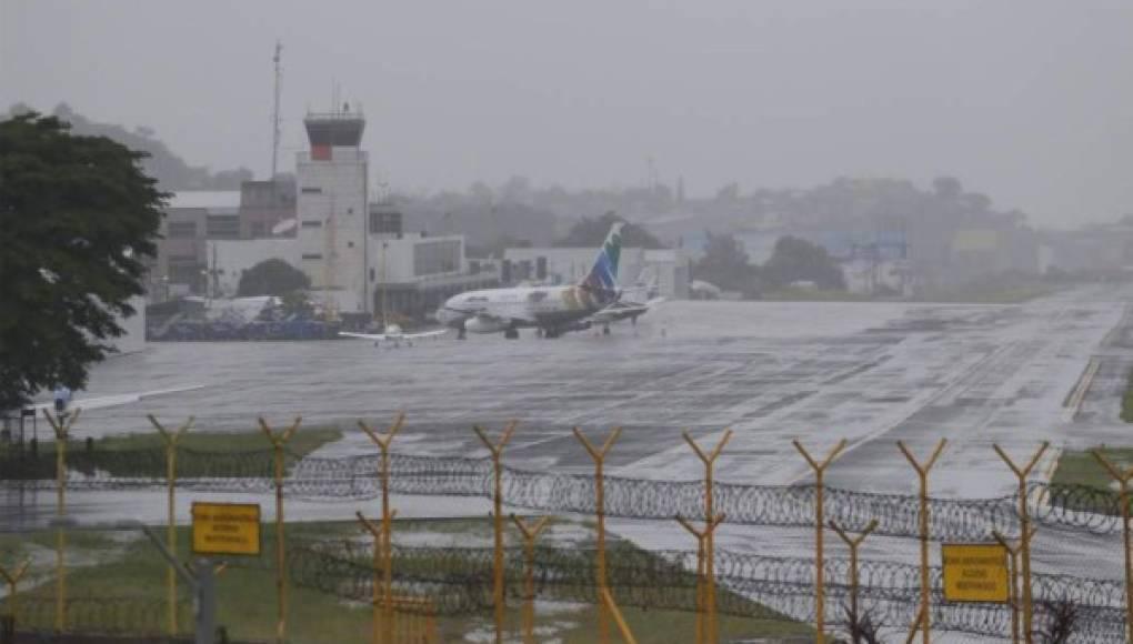 Aeropuerto Toncontín, sin operar por nubosidad y lluvias de la tormenta tropical Julia