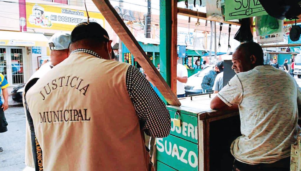 Comienzan a reordenar a vendedores instalados en las aceras de La Ceiba
