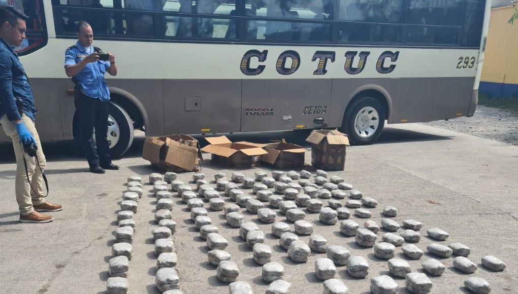 Hallan 88 paquetes de marihuana en bus y un pasajero se va corriendo