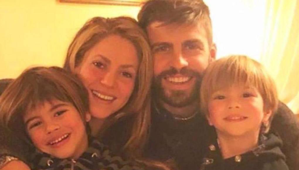 <b>Gerard Piqué y Shakira con sus hijos.</b>