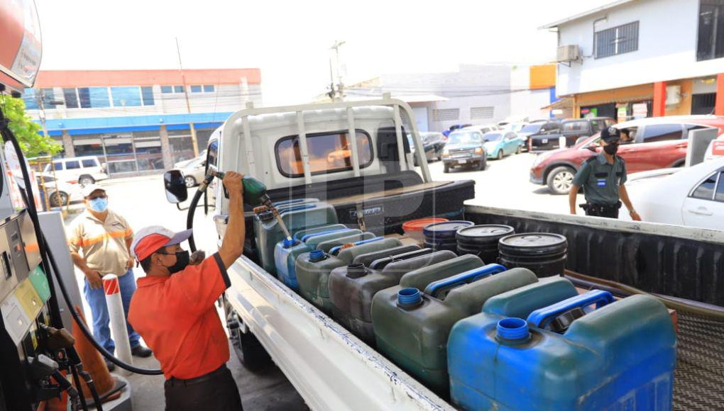 ¡Filas interminables! Hondureños “invaden” gasolineras buscando cargar combustible