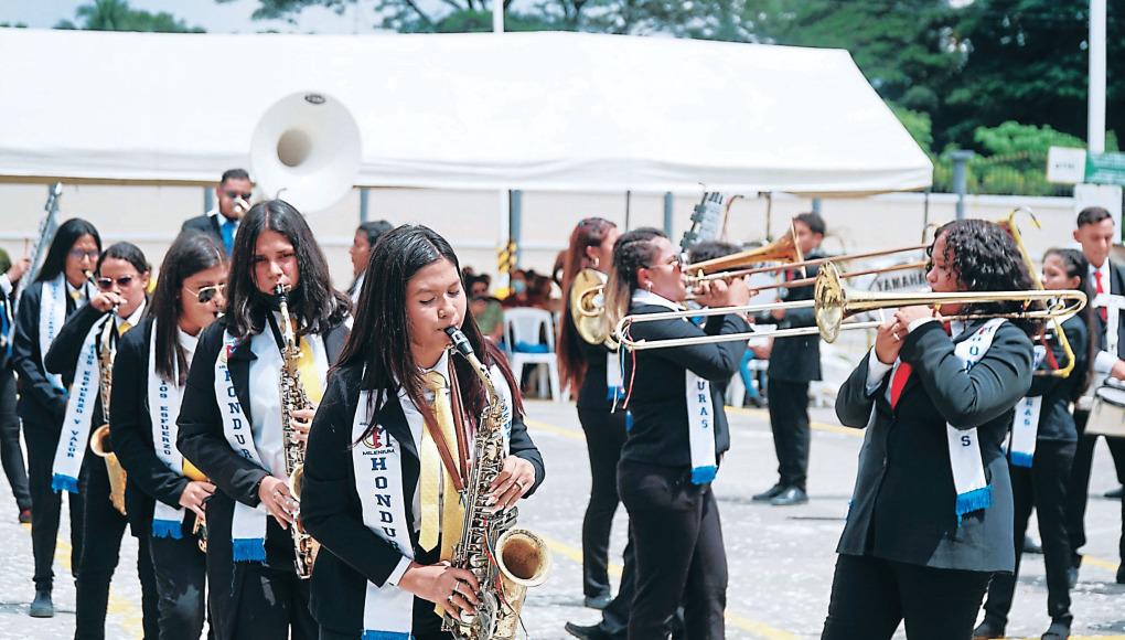 Estudiantes dan muestra de talento y diversión en competencia de bandas