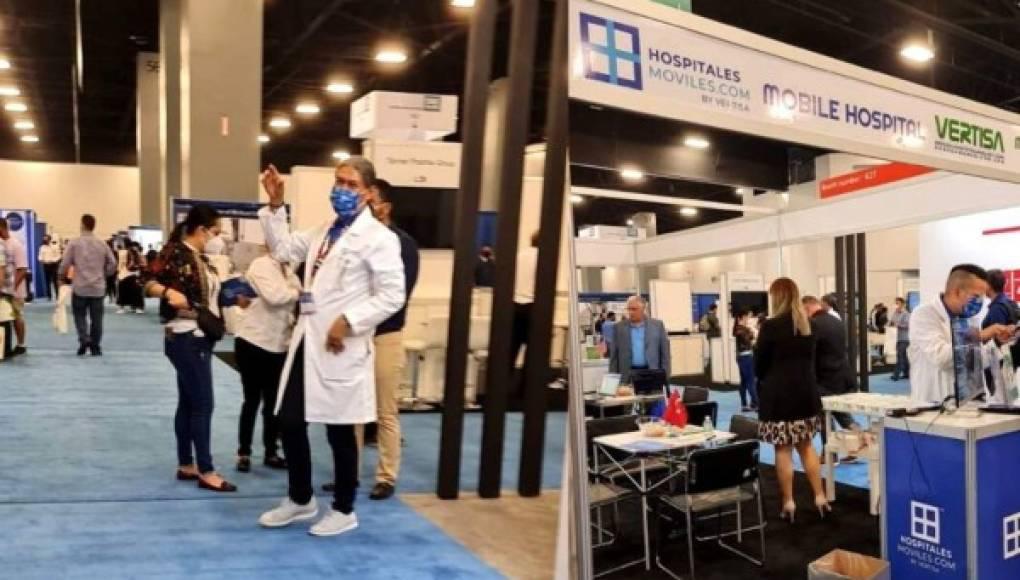 Imágenes de López en una feria médica en Miami, en 2021.