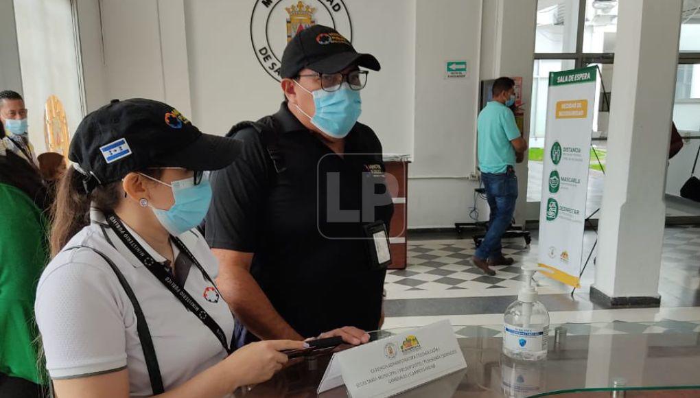 Fiscales llegan a alcaldía de San Pedro Sula para investigar denuncia contra Roberto Contreras