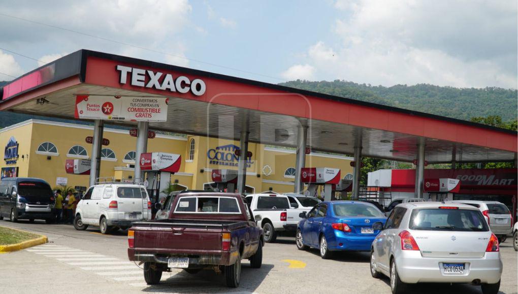 ¡Filas interminables! Hondureños “invaden” gasolineras buscando cargar combustible