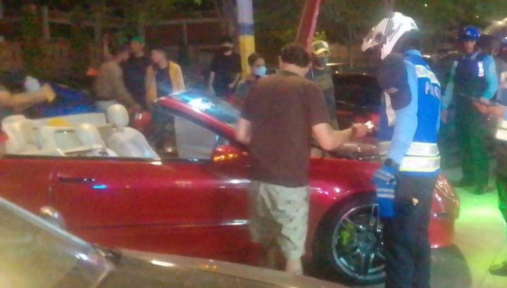 Policía llega de sorpresa a carrera clandestina y sanciona a conductores