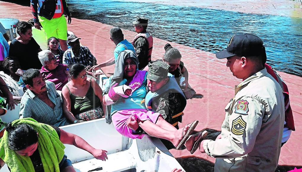 Cuerpo de Bomberos rescata a damnificados.