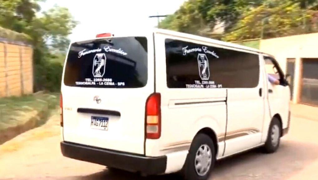 Vehículo funerario saliendo del centro donde está recluida Herlinda Bobadilla.