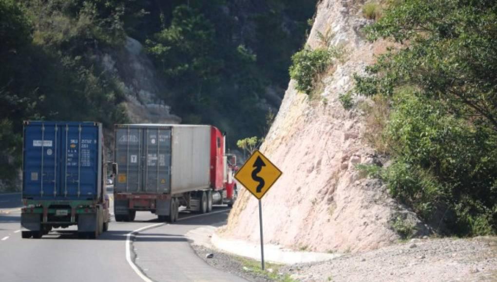 En ciertas temporadas del año, la Cuesta de la Virgen y la zona conocida como El Rodeo, al sur de la ciudad de Comayagua se vuelven peligrosas, en especial en los meses lluviosos, ya que el pavimento se vuelve resbaladizo.