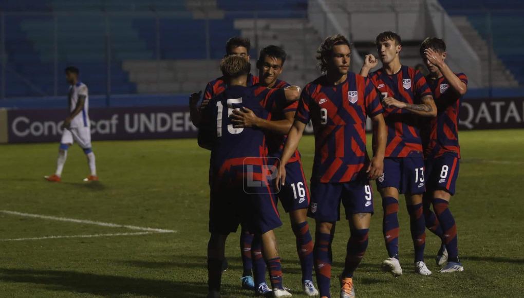 Los jóvenes futbolistas estadounidenses celebran uno de los tantos convertidos.