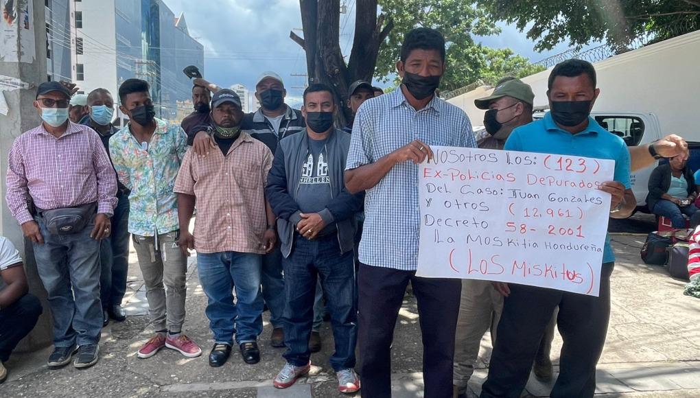 Expolicías misquitos depurados protestan frente a Casa Presidencial