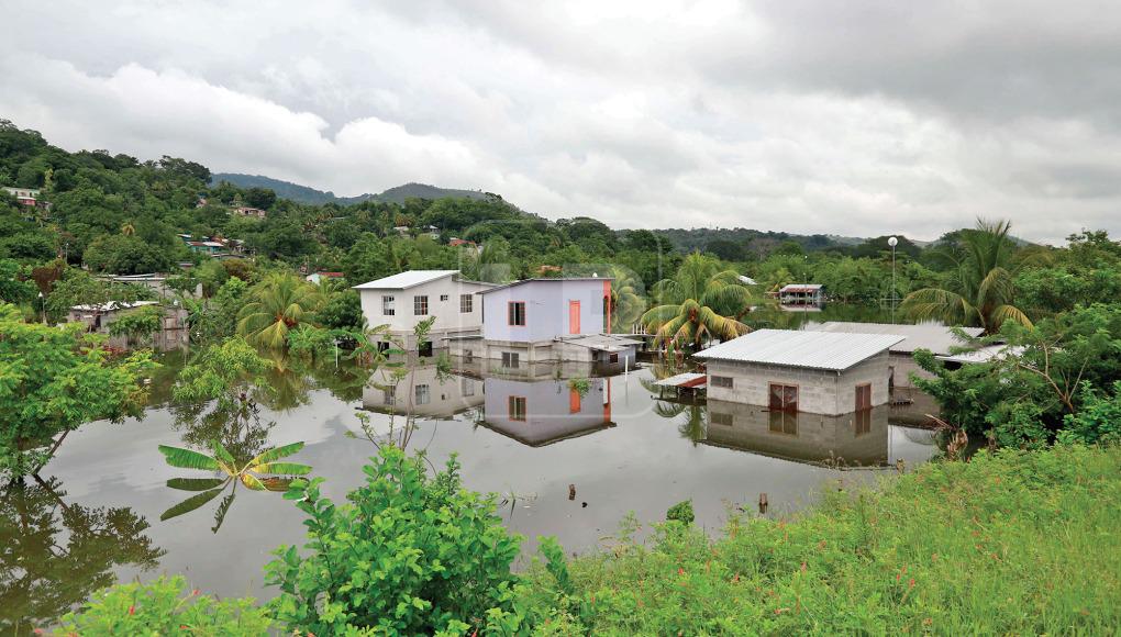 “Nos confiamos de que la llena no iba a llegar y ahora estamos a la intemperie”, lamenta Claudia Carvajal, de Potrerillos.