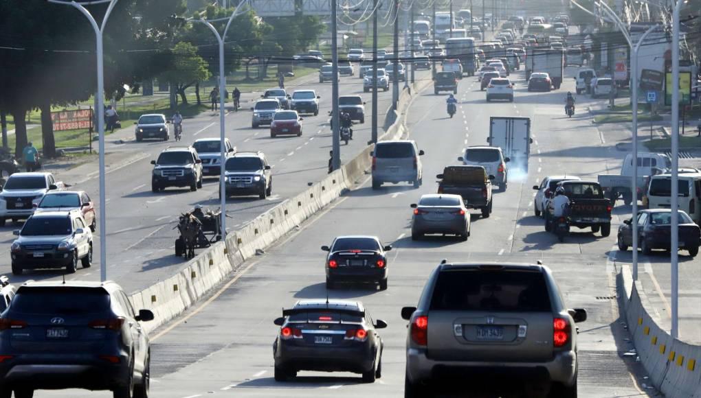 Geremías Medina, portavoz de la Dirección Nacional de Vialidad y Transporte (DNVT), manifestó que el parque vehicular sigue creciendo a pasos acelerados y las vías siguen siendo las mismas, lo que causa que las horas pico ahora sean más prolongadas (el tiempo de embotellamiento).