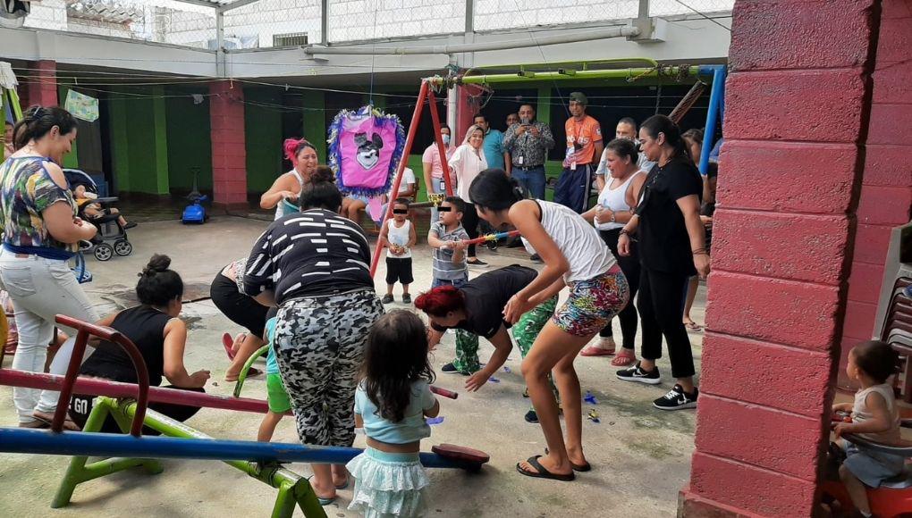 Abrazos, besos y dulces: Por el Día del Niño, hijos visitan a padres en cárceles de Honduras