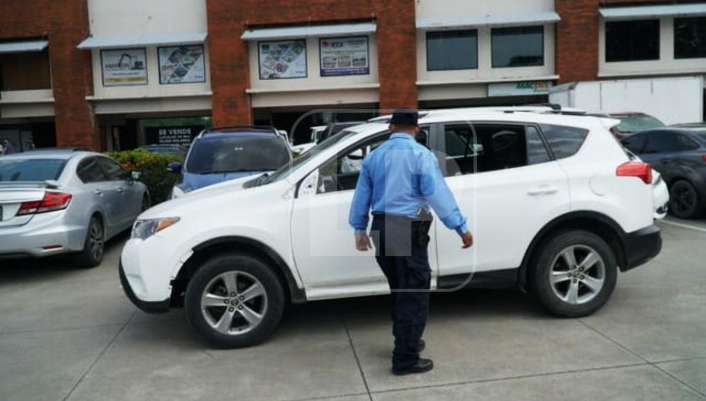 Camioneta en que se transportaban los tres detenidos.