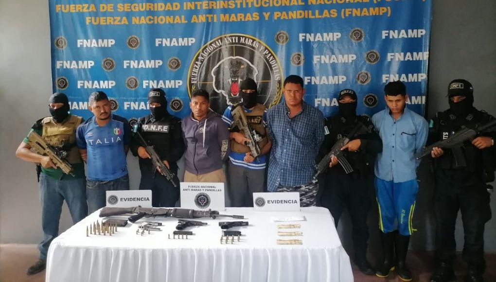 Los sospechosos fueron presentados ante los medios de comunicación.