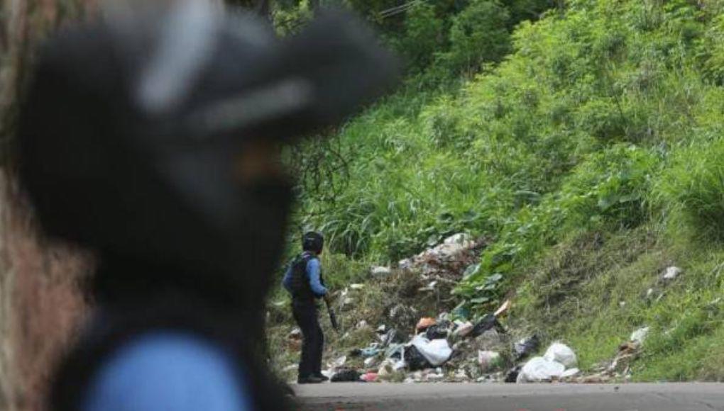 Bolsas de basura rodeaban el cadáver.