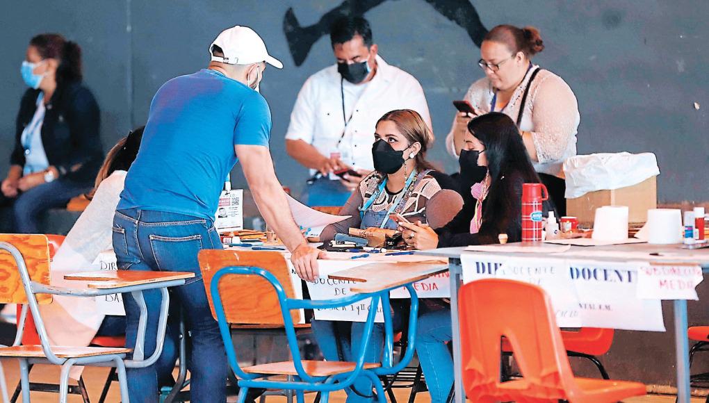 Sube a 42,000 los docentes que buscan una plaza en concurso