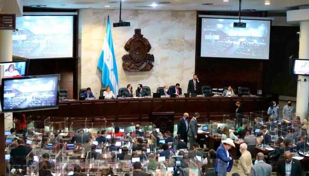 Bancadas del CN y analistas políticos cuestionan amenaza Edmundo Orellana