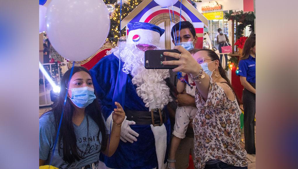 Santa Claus se unió a la celebración de Pepsi en Mall Galerías.