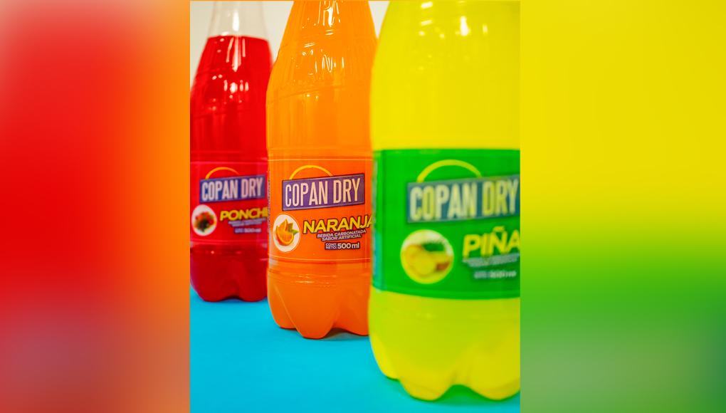 Copán Dry está diseñada en presentación de 7 onzas en envase de vidrio o su versión desechable de medio litro.