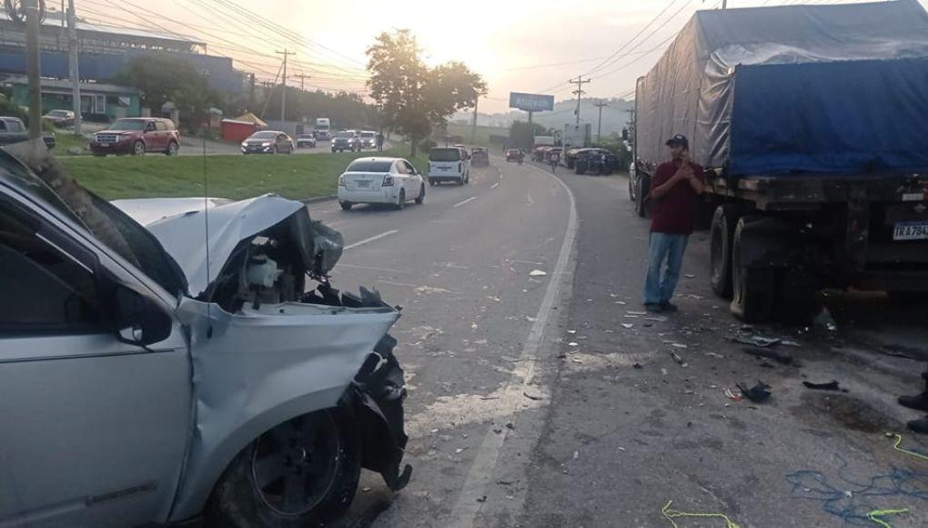 La camioneta chocó en la parte trasera de la rastra.