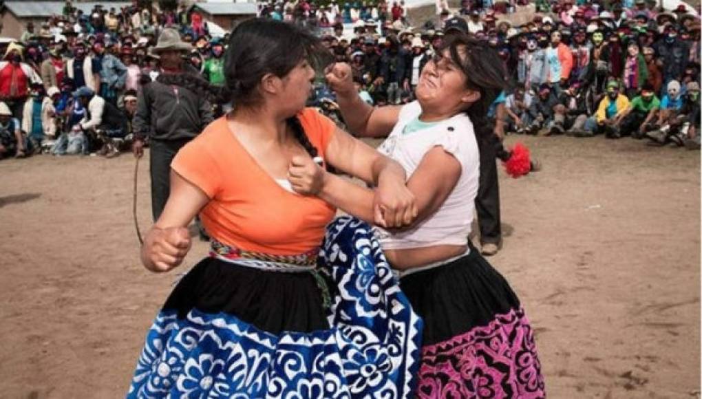 - A puño limpio -<br/>Todos los años, a fines de diciembre, las personas del pequeño pueblo peruano de Takanakuy luchan para resolver sus diferencias. Después de enfrentarse a puño limío pueden comenzar el año dejando los rencores atrás.