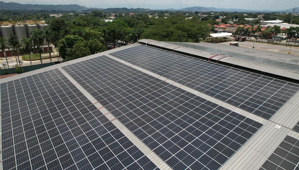 Cervecería Hondureña promueve el uso de energías renovables. Este sistema de energía solar en techo se instaló en sus plantas de producción en San Pedro Sula, es el techo solar más grande de Latinoamérica.