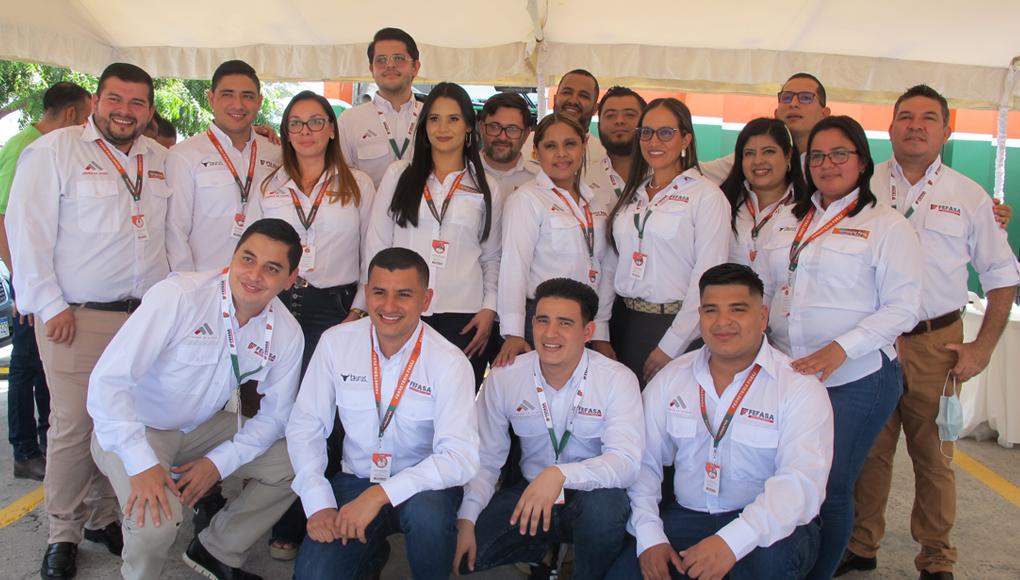 Equipo comercial presente en la inauguración de FEFASA Guadalupe.